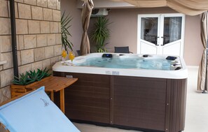 Outdoor spa tub