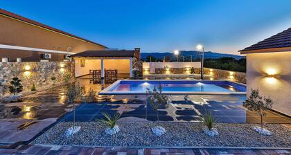 Cozy home in Ugljane with WiFi