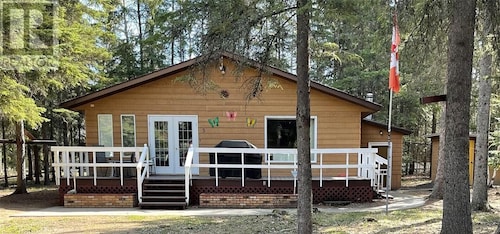 Privacy galore! Beautiful lake home nestled in the forest, near all amenities:-)