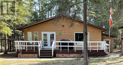 Privacy galore! Beautiful lake home nestled in the forest, near all amenities:-)