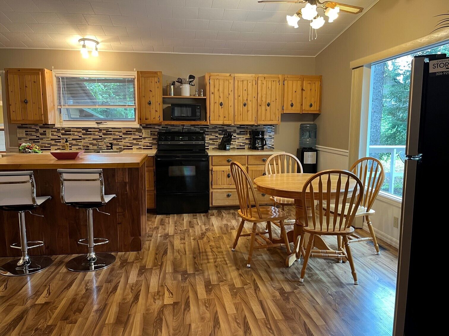 Frigorífico, microondas, horno y placa de cocina