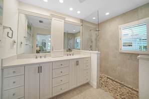 Douche, baignoire à jets, sèche-cheveux, bidet