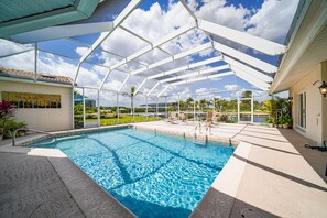 Utomhuspool och uppvärmd pool
