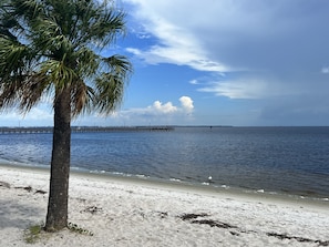 Plage à proximité, chaise longue, serviettes de plage