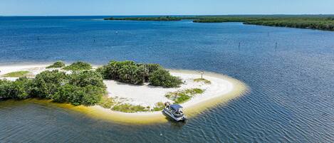 Beach nearby, sun-loungers, beach towels