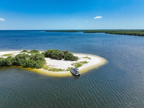Una embarcación en una pequeña isla rodeada de agua.