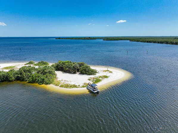 Beach nearby, sun loungers, beach towels