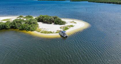 Waterfront Family/Work Retreat - 3 Minute Walk to Beach - Relaxing and Quiet!