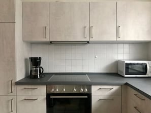 Micro-ondas, fogão, lava-louças