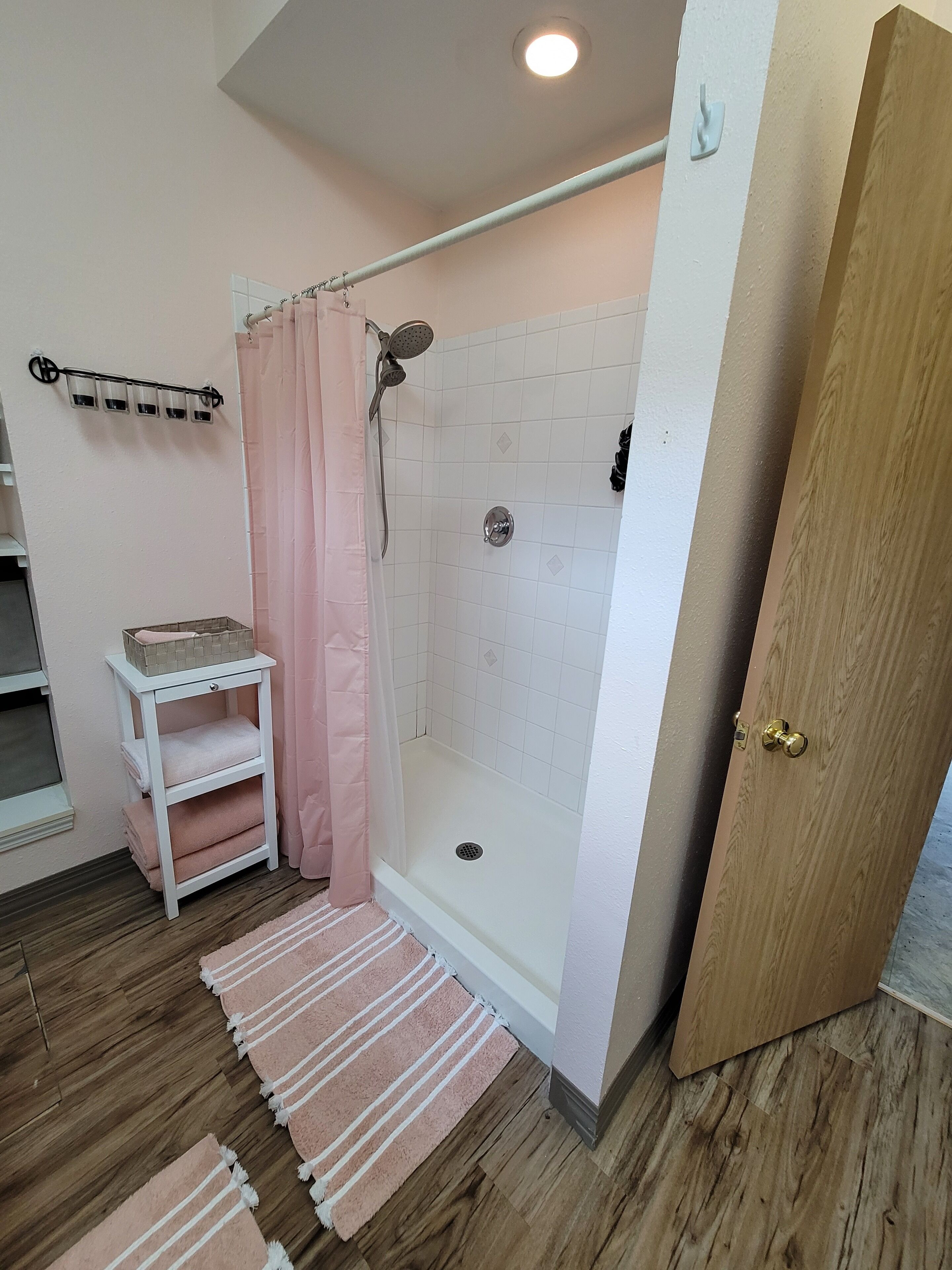 Dusj, hårføner, håndklær og såpe