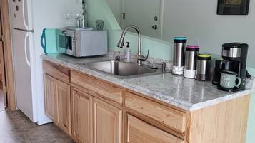 Réfrigérateur, micro-ondes, plaque de cuisson, cafetiÚre/bouilloire