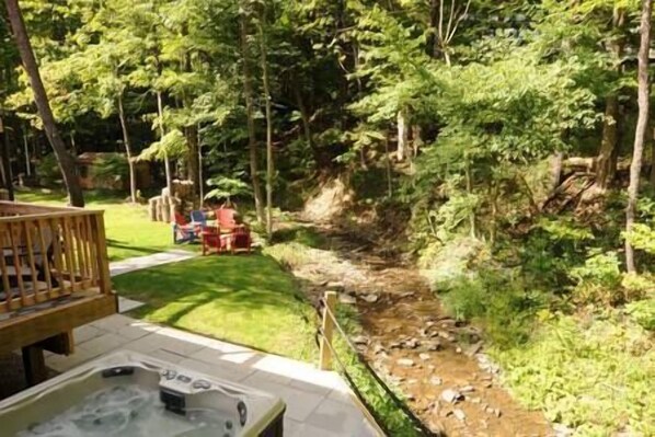 Outdoor spa tub - #1 EVL Creekview Townhome SKI BIKE GOLF & Hot Tub (Ellicottville)