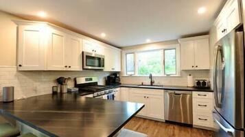 Fridge, microwave, stovetop, dishwasher