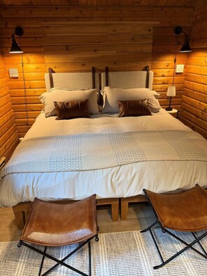 2 bedrooms, desk, WiFi, bed sheets