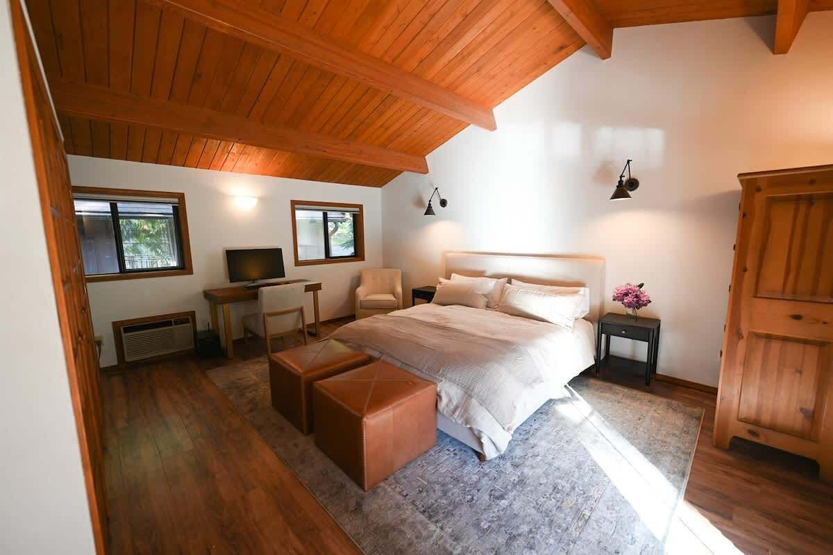 2 bedrooms, desk, WiFi, bed sheets