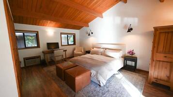 2 bedrooms, desk, WiFi, bed sheets