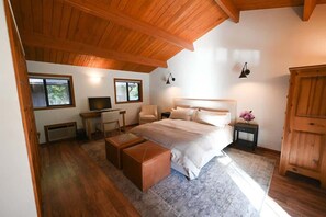 2 bedrooms, desk, WiFi, bed sheets