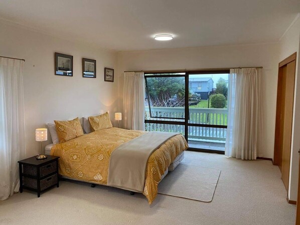 1 bedroom, desk, free WiFi, bed sheets