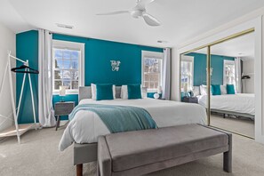 3 makuuhuonetta, työpöytä, silitysrauta/-lauta, vauvan matkasänky