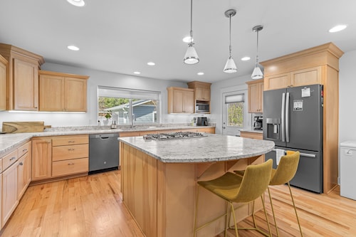 Indulgent Retreat: 3 King Suites, Pool & Hot Tub