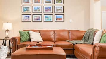 電視、壁爐、DVD 播放機、足球機