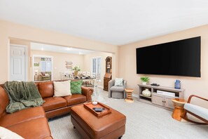 Televisión, chimenea, reproductor de DVD y futbolito 