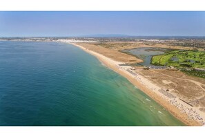 Una spiaggia nelle vicinanze