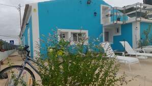 A blue building with a balcony and a bicycle in the foreground. - Studio in Gale Albufeira (Albufeira)