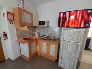 Fridge, microwave, stovetop, coffee/tea maker