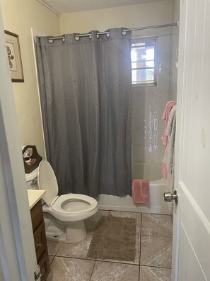 Douche, sĂšche-cheveux, serviettes fournies, papier toilette