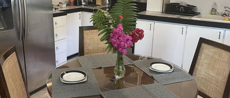 冷蔵庫、電子レンジ、オーブン、コンロ