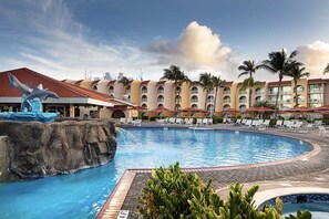 Outdoor pool - LaCaBana Beach Resort And Casino (Oranjestad)