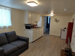 Living area - Winery, golf, and the Snake River minutes away. (Glenns Ferry)