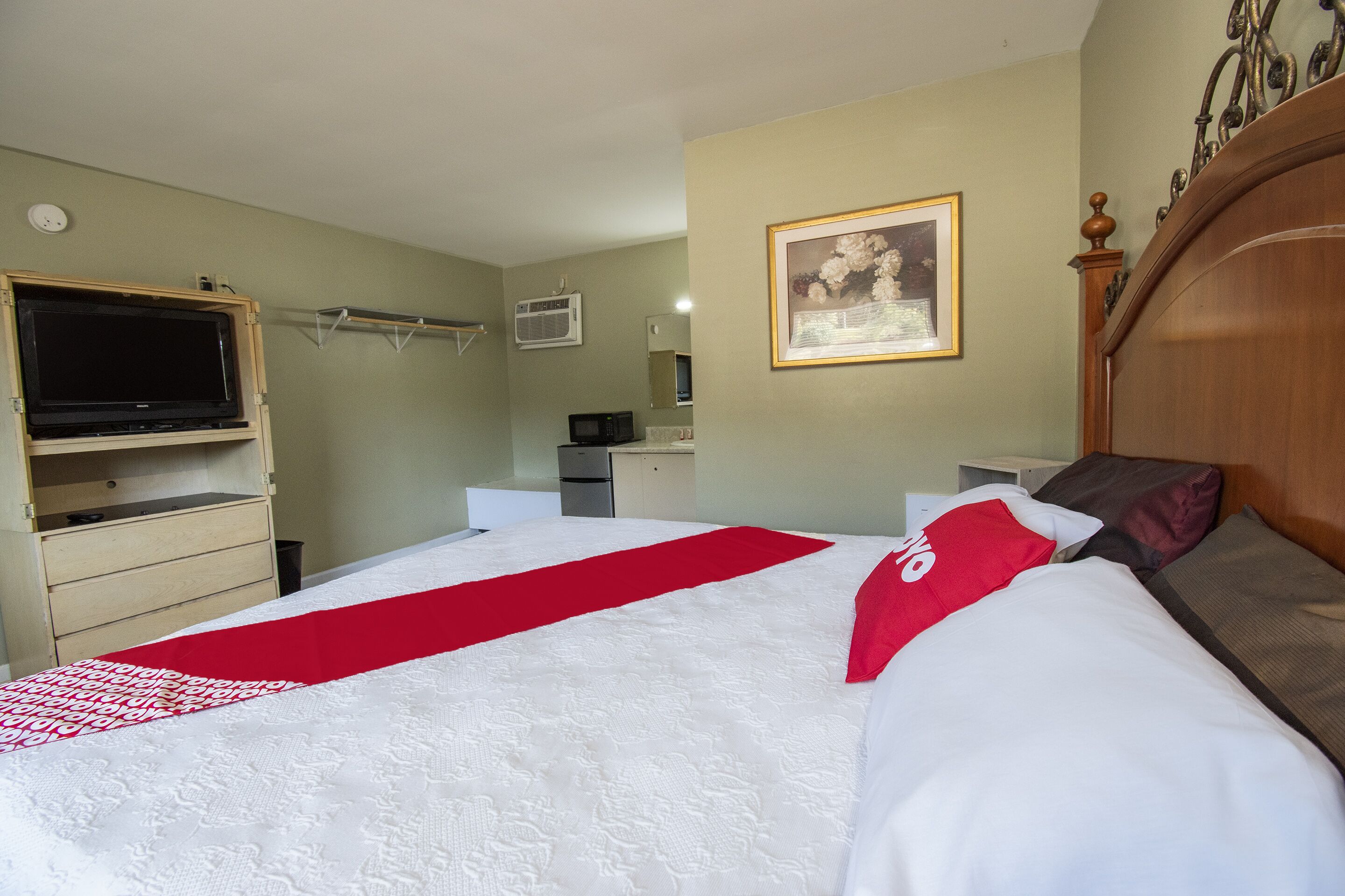 Desk, WiFi (free), bed sheets