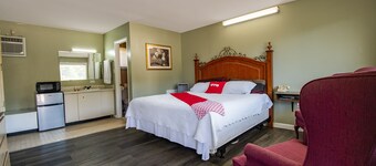 OYO Hotel Calhoun, GA I-75