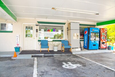 OYO Hotel Calhoun, GA I-75