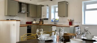 Cosy cottage, short walk to beach and restaurants