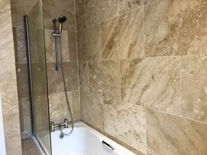 Tina con regadera, amenidades de baño ecológicas, secadora de cabello 