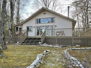Exterior - 2-bed cottage on Cable's Bay with private beach (Beaver Island)