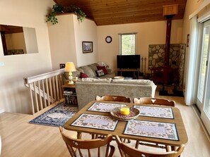 Fernseher, Kamin, Bücher
