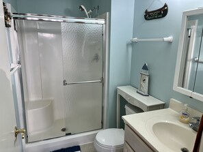 Shower, hair dryer, toilet paper - 2-bed cottage on Cable's Bay with private beach (Beaver Island)
