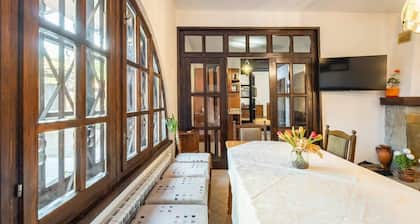 Lovely 5-Bed authentic House in the Arbanasi