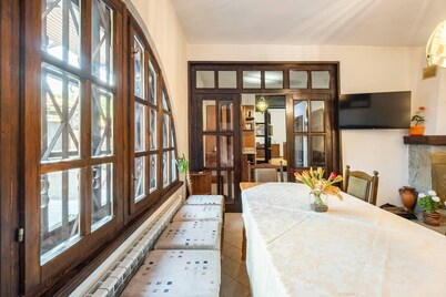 Lovely 5-Bed authentic House in the Arbanasi