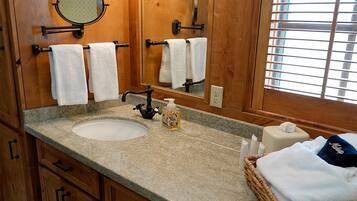 Dusch, hårtork, handdukar och tvål