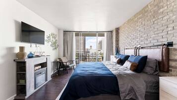 1 bedroom, desk, iron/ironing board, WiFi