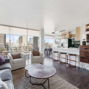 Fernseher, Kamin, Bücher