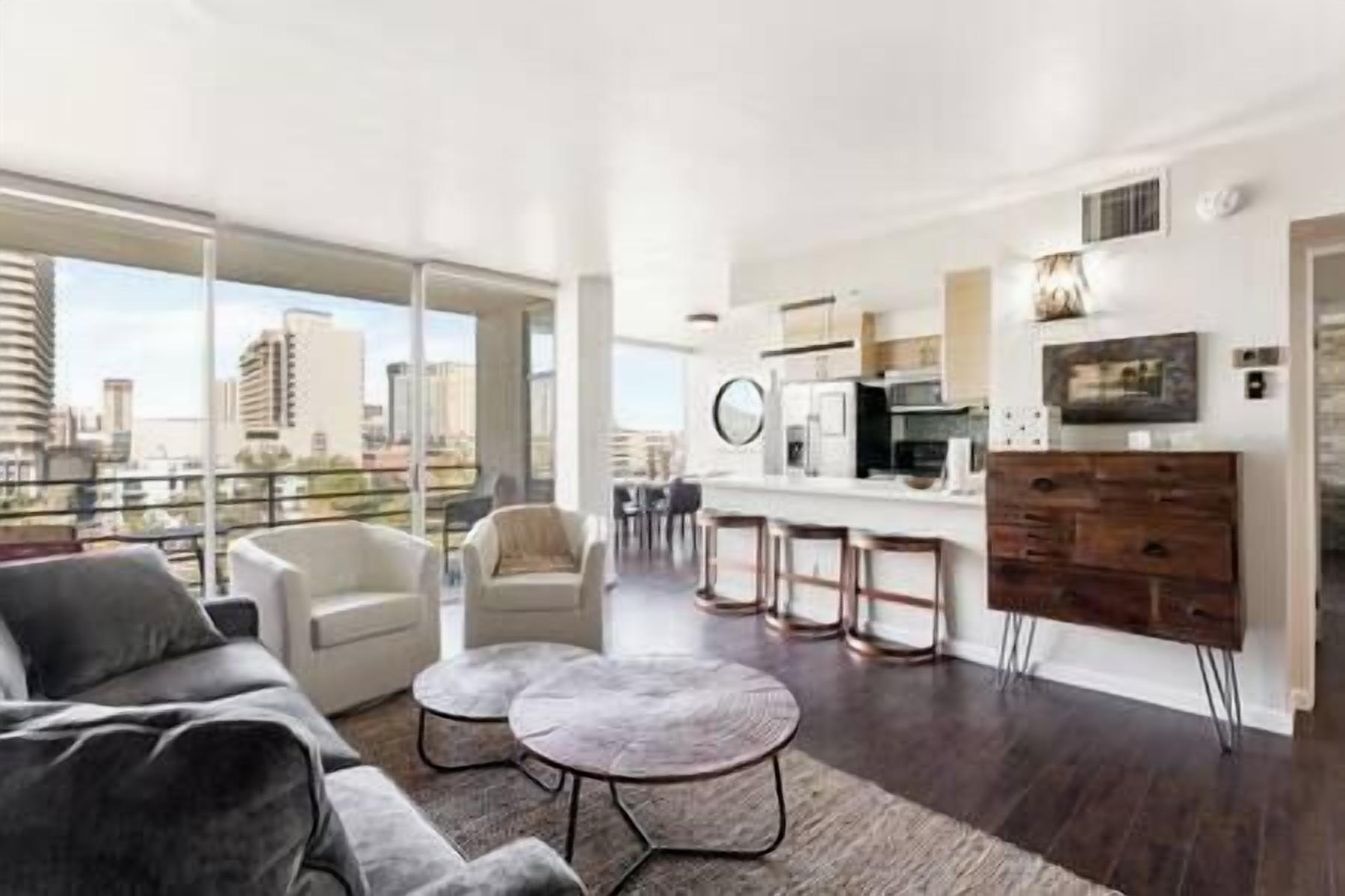 Télévision, cheminée, livres