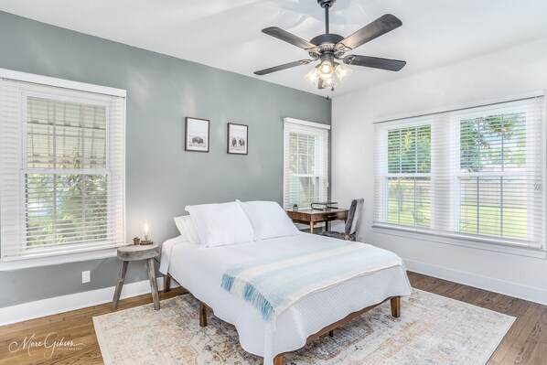 3 bedrooms, desk, iron/ironing board, free WiFi