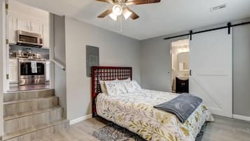 4 bedrooms, desk, iron/ironing board, WiFi