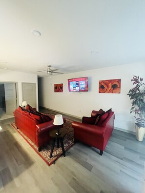 Smart TV - D&D Luxury Relaxing Loft Home Away From Home (Birmingham)